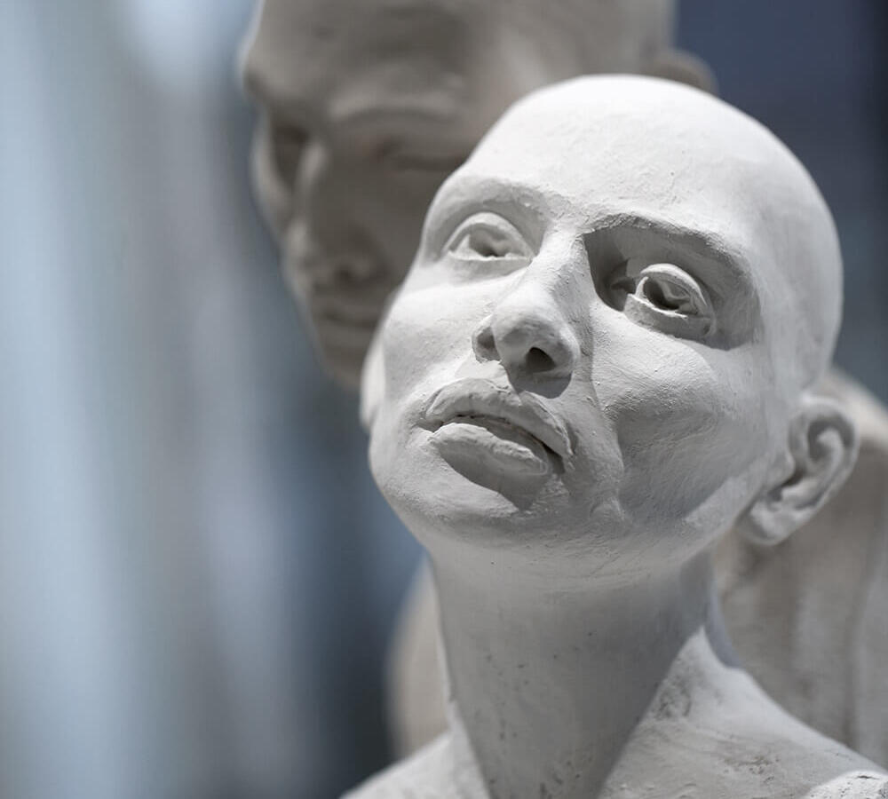 Zwei Skulpturen von Mann und Frau